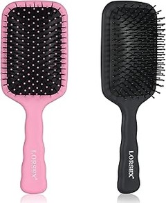 Evita estos errores al usar un cepillo de pala para tu cabello largo